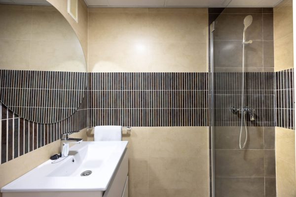 apartamento turistico los alcazares dormitorio camas aseo 3
