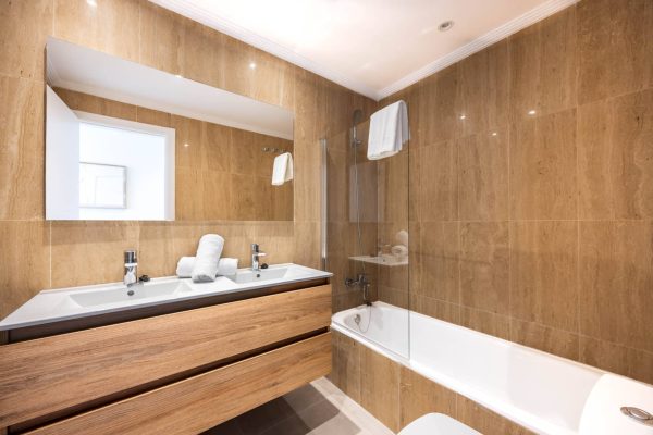 apartamento turistico los alcazares dormitorio camas aseo